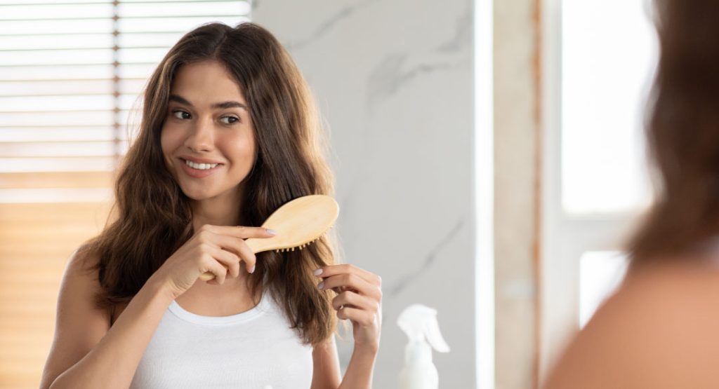 Mujer cepillando su cabello para Test Epigenético de Younique en Chile