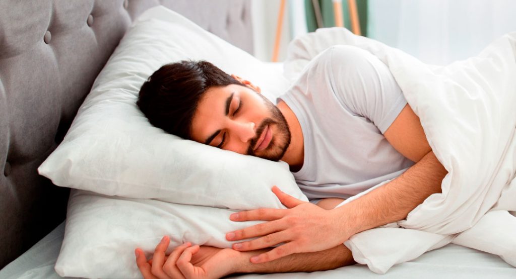 Hombre durmiendo profundamente afectado por colesterol residual elevado