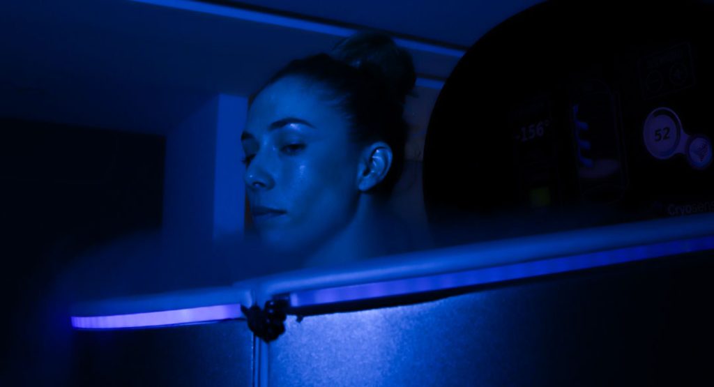 Mujer recibiendo sesión de crioterapia corporal total en cápsula de frío seco en Younique