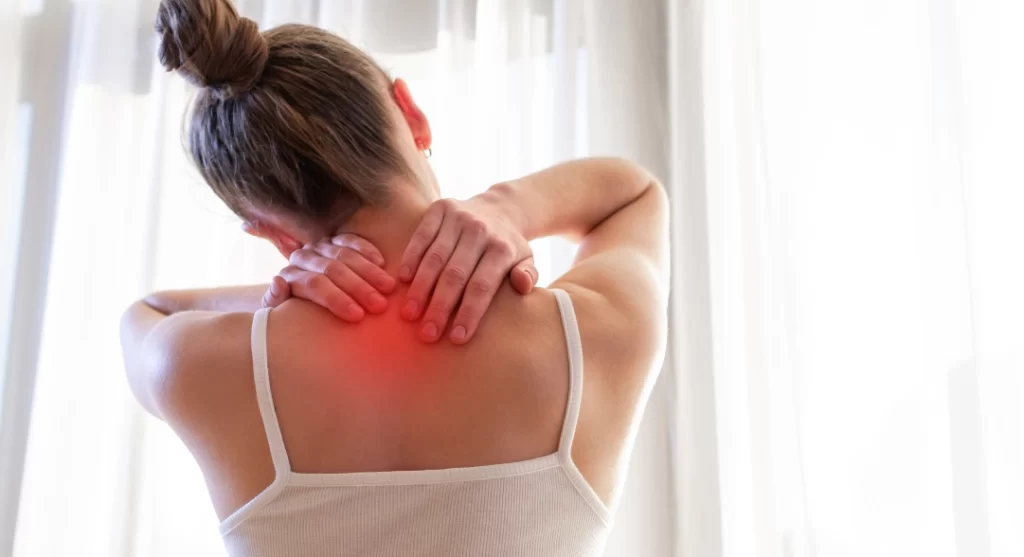 Mujer tocándose el cuello con zona enrojecida representando inflamación crónica silenciosa